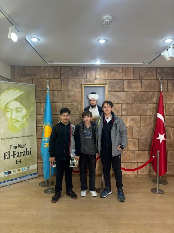 7. sınıf öğrencilerimizle Sosyal Bilgiler dersinin kazanımı olan Fatih Sultan Mehmet Dönemi ve İstanbul’un Fethi konularını pekiştirmek amacıyla Rumeli Hisarı ve Panorama 1453 Müzelerine gözlem ve inceleme gezisi düzenledik. Ayrıca Türk Dünyası Müzesi’ne uğrayarak Türk devletlerini ve kültürlerini tanıdık. görseli 11