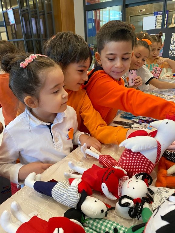 Oran Okulları olarak “2-8 Kasım Lösemili Çocuklar Haftası” kapsamında lösemili çocuklara destek olmak amacıyla okulumuzda çeşitli etkinlikler düzenlendi. Bu kapsamda okulumuzda LSV Dükkan standı açıldı ve elde edilen gelir LÖSEV’e bağışlandı. görseli 4