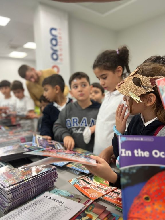 Oxford Big Read yarışması, öğrencilerin okuma alışkanlıklarını geliştirmeleri ve okudukları kitaplar hakkında daha derinlemesine düşünmeleri için mükemmel bir fırsat. Kitaplarını seçip almak önemli bir adım, şimdi yarışma için hazırlık sürecine geçebiliriz. görseli 1