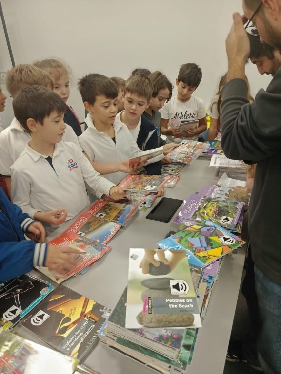 Oxford Big Read yarışması, öğrencilerin okuma alışkanlıklarını geliştirmeleri ve okudukları kitaplar hakkında daha derinlemesine düşünmeleri için mükemmel bir fırsat. Kitaplarını seçip almak önemli bir adım, şimdi yarışma için hazırlık sürecine geçebiliriz. görseli 7
