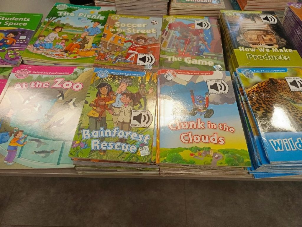 Oxford Big Read yarışması, öğrencilerin okuma alışkanlıklarını geliştirmeleri ve okudukları kitaplar hakkında daha derinlemesine düşünmeleri için mükemmel bir fırsat. Kitaplarını seçip almak önemli bir adım, şimdi yarışma için hazırlık sürecine geçebiliriz. görseli 11