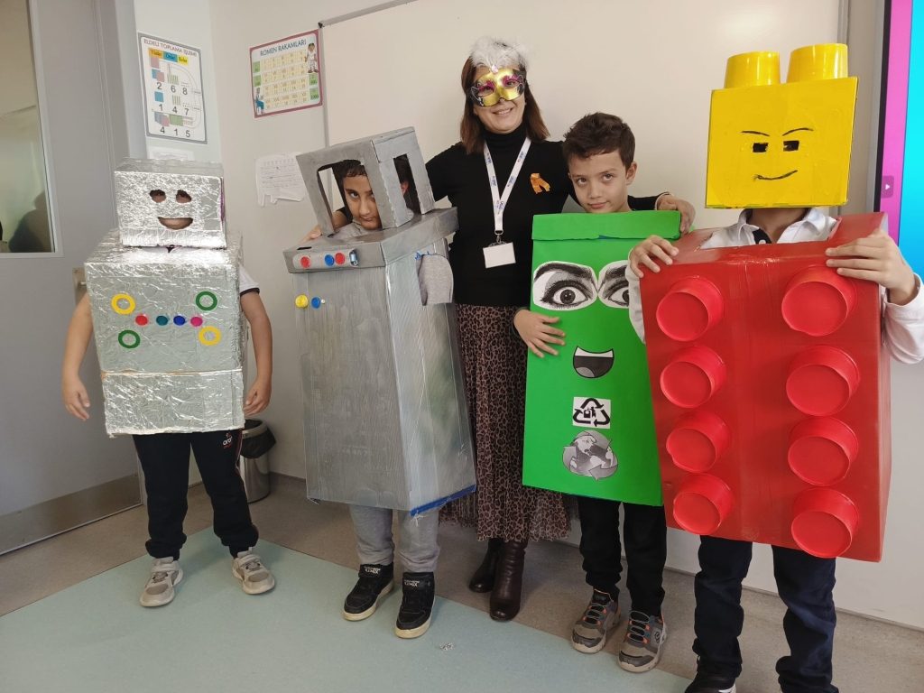 Anaokulu ve ilkokul öğrencilerimiz, geri dönüşümün önemini vurgulayan bir podyum yürüyüşü gerçekleştirdiler. görseli 20