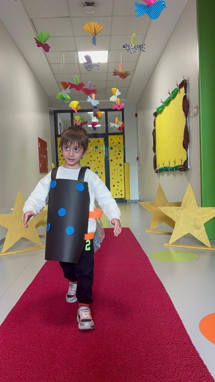Anaokulu ve ilkokul öğrencilerimiz, geri dönüşümün önemini vurgulayan bir podyum yürüyüşü gerçekleştirdiler. görseli 4
