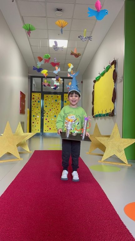 Anaokulu ve ilkokul öğrencilerimiz, geri dönüşümün önemini vurgulayan bir podyum yürüyüşü gerçekleştirdiler. görseli 14