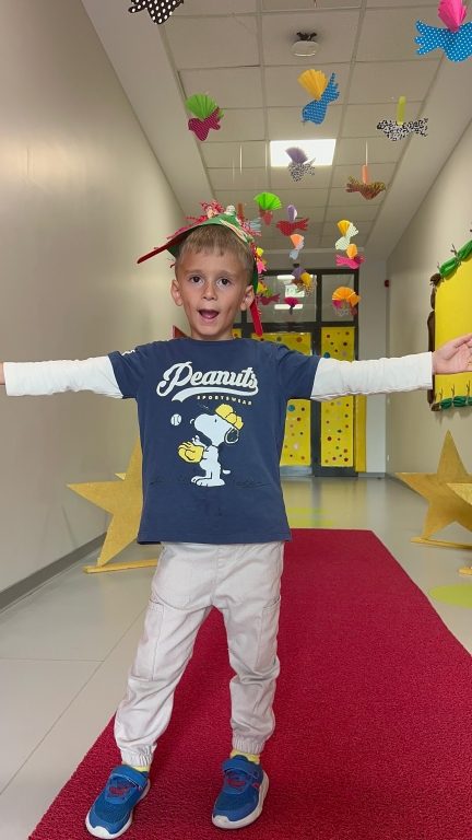 Anaokulu ve ilkokul öğrencilerimiz, geri dönüşümün önemini vurgulayan bir podyum yürüyüşü gerçekleştirdiler. görseli 11
