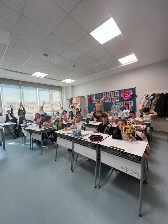 Anaokulu ve ilkokul öğrencilerimiz, geri dönüşümün önemini vurgulayan bir podyum yürüyüşü gerçekleştirdiler. görseli 2