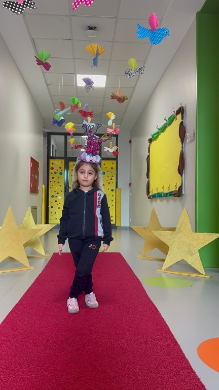 Anaokulu ve ilkokul öğrencilerimiz, geri dönüşümün önemini vurgulayan bir podyum yürüyüşü gerçekleştirdiler. görseli 16
