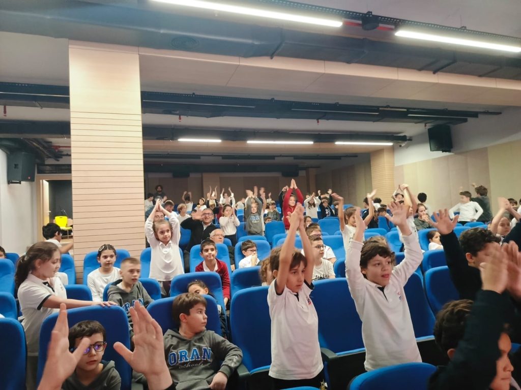 Anaokulu ve ilkokul öğrencilerimize İkon Çocuk Tiyatro ekibi tarafından ''Bana Bir Masal Anlat'' tiyatro gösterisi sahnelendi. görseli 2