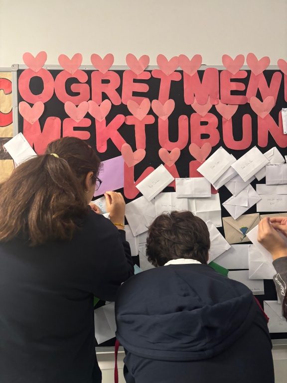 24 Kasım Öğretmenler Günü kapsamında “Öğretmenime Mektup” etkinliğiyle ortaokul ve lise öğrencilerimiz öğretmenlerine duygu ve düşüncelerini ifade eden mektuplar yazdı. görseli 5
