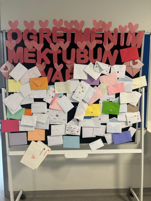 24 Kasım Öğretmenler Günü kapsamında “Öğretmenime Mektup” etkinliğiyle ortaokul ve lise öğrencilerimiz öğretmenlerine duygu ve düşüncelerini ifade eden mektuplar yazdı. görseli 13