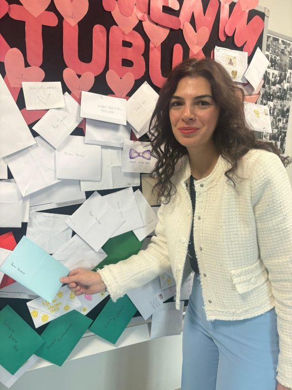 24 Kasım Öğretmenler Günü kapsamında “Öğretmenime Mektup” etkinliğiyle ortaokul ve lise öğrencilerimiz öğretmenlerine duygu ve düşüncelerini ifade eden mektuplar yazdı. görseli 1