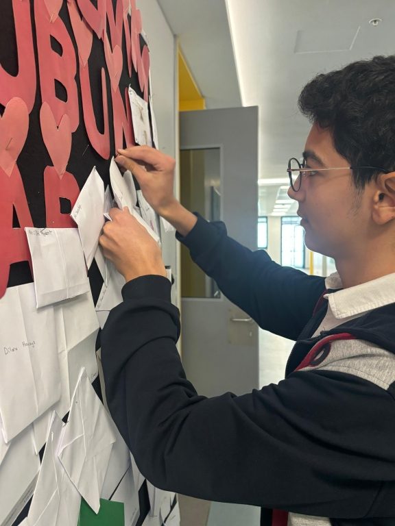 24 Kasım Öğretmenler Günü kapsamında “Öğretmenime Mektup” etkinliğiyle ortaokul ve lise öğrencilerimiz öğretmenlerine duygu ve düşüncelerini ifade eden mektuplar yazdı. görseli 7