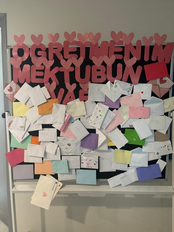 24 Kasım Öğretmenler Günü kapsamında “Öğretmenime Mektup” etkinliğiyle ortaokul ve lise öğrencilerimiz öğretmenlerine duygu ve düşüncelerini ifade eden mektuplar yazdı. görseli 3