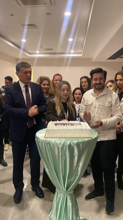 Sevgi, şefkat ve emekle öğrencilerimizin yoluna ışık olarak onları yarınlara hazırlayan tüm öğretmenlerimizin, 24 Kasım Öğretmenler Günü kutlu olsun. görseli 2