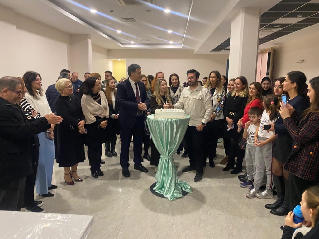 Sevgi, şefkat ve emekle öğrencilerimizin yoluna ışık olarak onları yarınlara hazırlayan tüm öğretmenlerimizin, 24 Kasım Öğretmenler Günü kutlu olsun. görseli 1