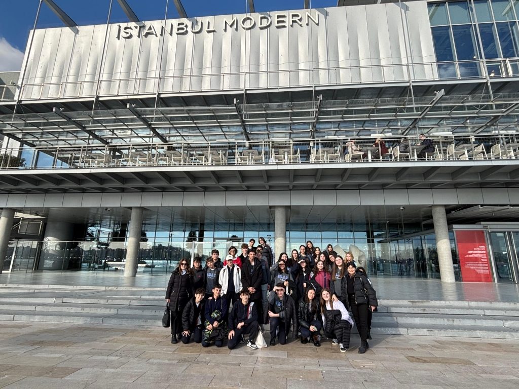 İstanbul Modern Sanatlar Müzesi’nde, çağdaş sanat ve tematik grup sergileri ile 9. sınıf öğrencilerimizi buluşturduk.