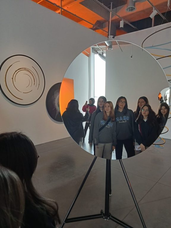 İstanbul Modern Sanatlar Müzesi’nde, çağdaş sanat ve tematik grup sergileri ile 9. sınıf öğrencilerimizi buluşturduk. görseli 6