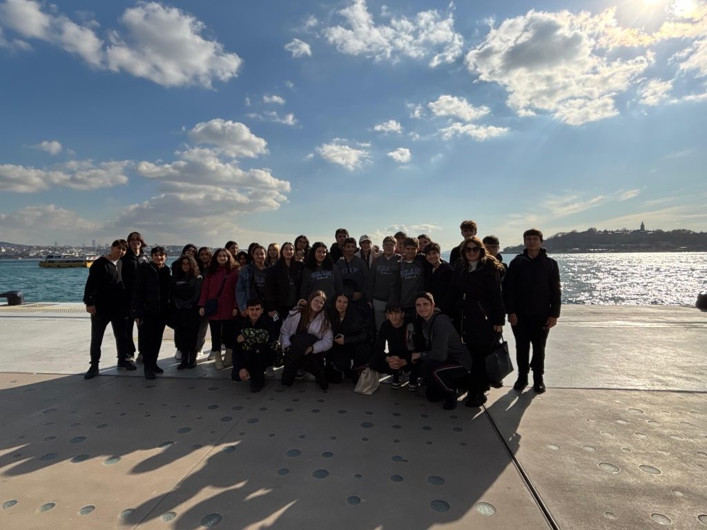 İstanbul Modern Sanatlar Müzesi’nde, çağdaş sanat ve tematik grup sergileri ile 9. sınıf öğrencilerimizi buluşturduk. görseli 1