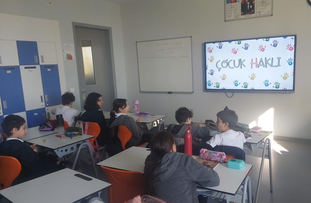 PDR Birimimiz tarafından 2023-2024 eğitim öğretim yılında okulumuzda uygulanmaya başlanan Akran Arabuluculuğu programımızda bu yıl da yeni dönem akran arabulucularıyla bir araya gelindi. görseli 2