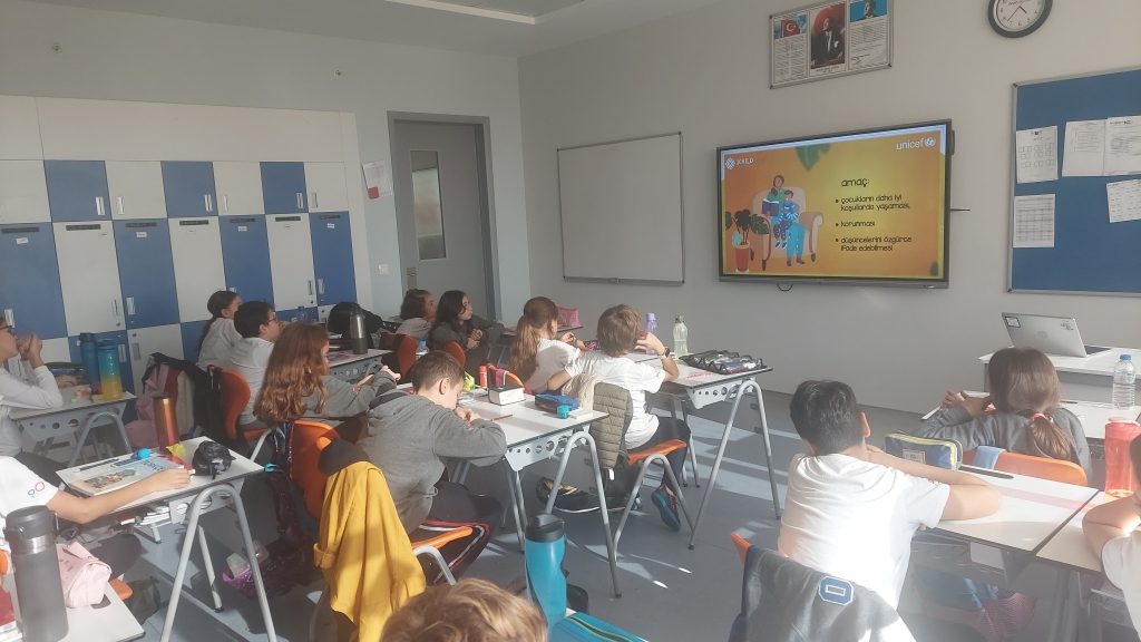 PDR Birimimiz tarafından 2023-2024 eğitim öğretim yılında okulumuzda uygulanmaya başlanan Akran Arabuluculuğu programımızda bu yıl da yeni dönem akran arabulucularıyla bir araya gelindi. görseli 1