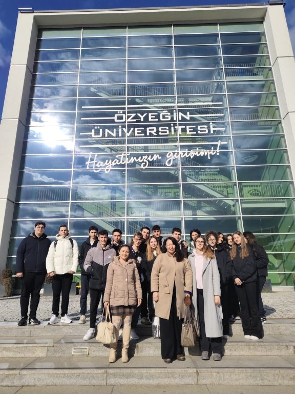 PDR birimimiz tarafından 11. ve 12. sınıf öğrencilerimizle Özyeğin Üniversitesinin Hukuk Bölümü tarafından gerçekleşen “Kurgusal Dava Sunumu” etkinliğine katıldık.