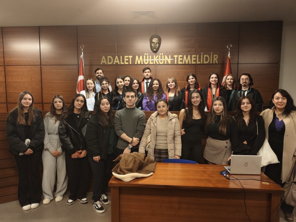 PDR birimimiz tarafından 11. ve 12. sınıf öğrencilerimizle Özyeğin Üniversitesinin Hukuk Bölümü tarafından gerçekleşen “Kurgusal Dava Sunumu” etkinliğine katıldık. görseli 5
