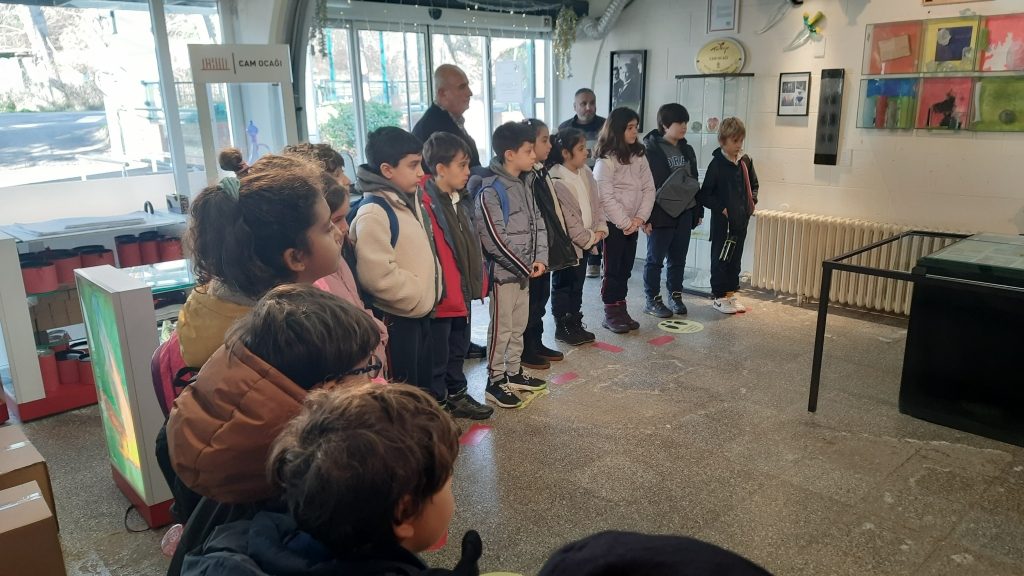 3. sınıf öğrencilerimizle Beykoz Cam Ocağı’na gözlem ve inceleme gezisi gerçekleştirdik. görseli 1