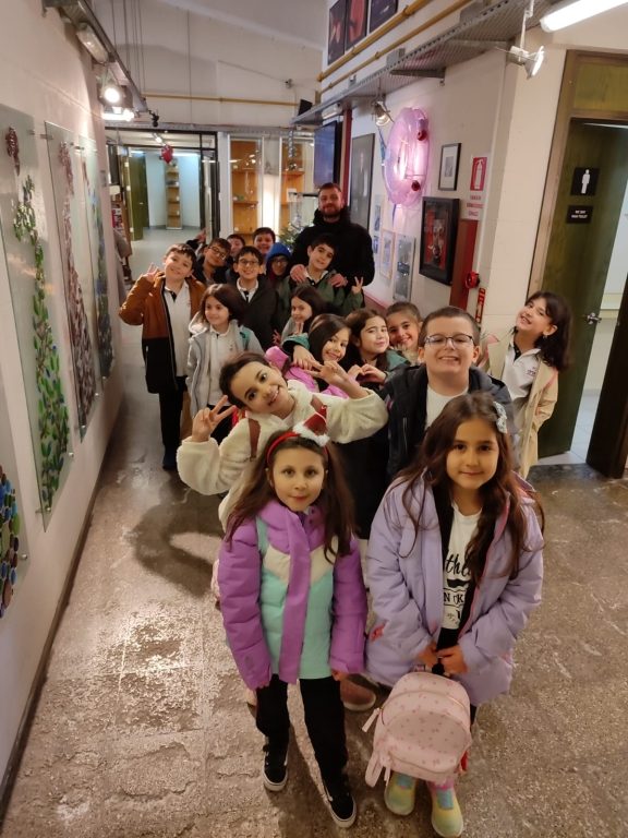 3. sınıf öğrencilerimizle Beykoz Cam Ocağı’na gözlem ve inceleme gezisi gerçekleştirdik. görseli 19