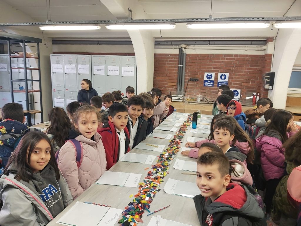 3. sınıf öğrencilerimizle Beykoz Cam Ocağı’na gözlem ve inceleme gezisi gerçekleştirdik. görseli 10