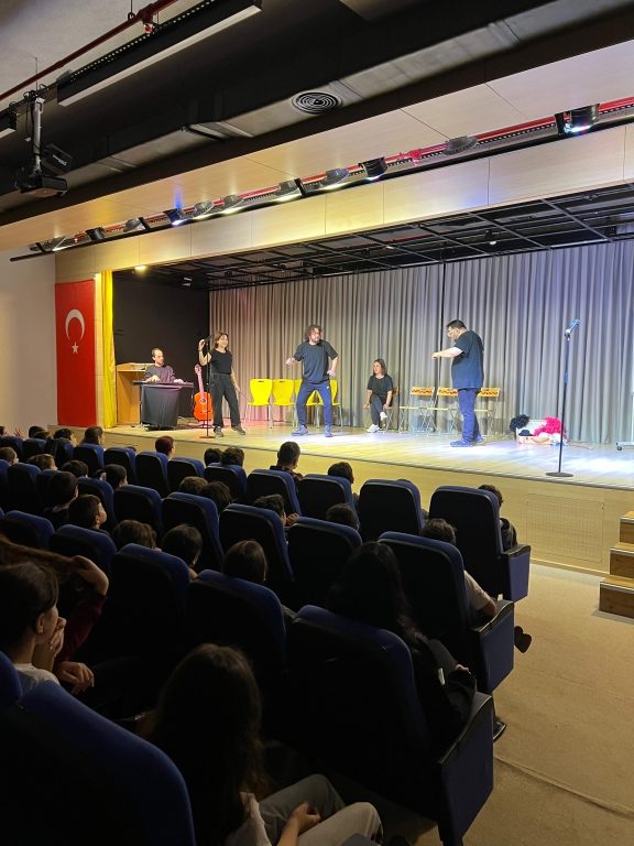 İkon Çocuk tiyatro ekibi, ortaokul ve lise öğrencilerimize doğaçlama tiyatro gösterisi sunarak hem yaratıcılığı hem de hızlı düşünme becerilerini ön plana çıkaran muazzam bir deneyim yaşattı. görseli 10
