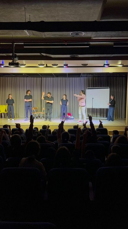 İkon Çocuk tiyatro ekibi, ortaokul ve lise öğrencilerimize doğaçlama tiyatro gösterisi sunarak hem yaratıcılığı hem de hızlı düşünme becerilerini ön plana çıkaran muazzam bir deneyim yaşattı. görseli 12