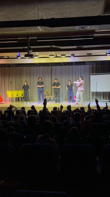 İkon Çocuk tiyatro ekibi, ortaokul ve lise öğrencilerimize doğaçlama tiyatro gösterisi sunarak hem yaratıcılığı hem de hızlı düşünme becerilerini ön plana çıkaran muazzam bir deneyim yaşattı. görseli 11