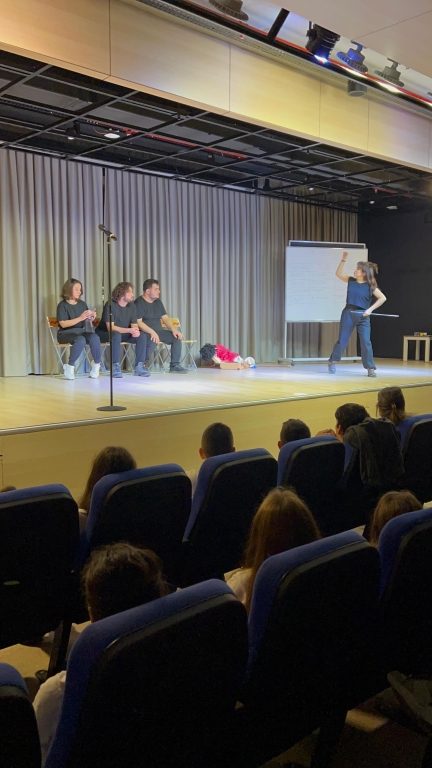 İkon Çocuk tiyatro ekibi, ortaokul ve lise öğrencilerimize doğaçlama tiyatro gösterisi sunarak hem yaratıcılığı hem de hızlı düşünme becerilerini ön plana çıkaran muazzam bir deneyim yaşattı. görseli 6