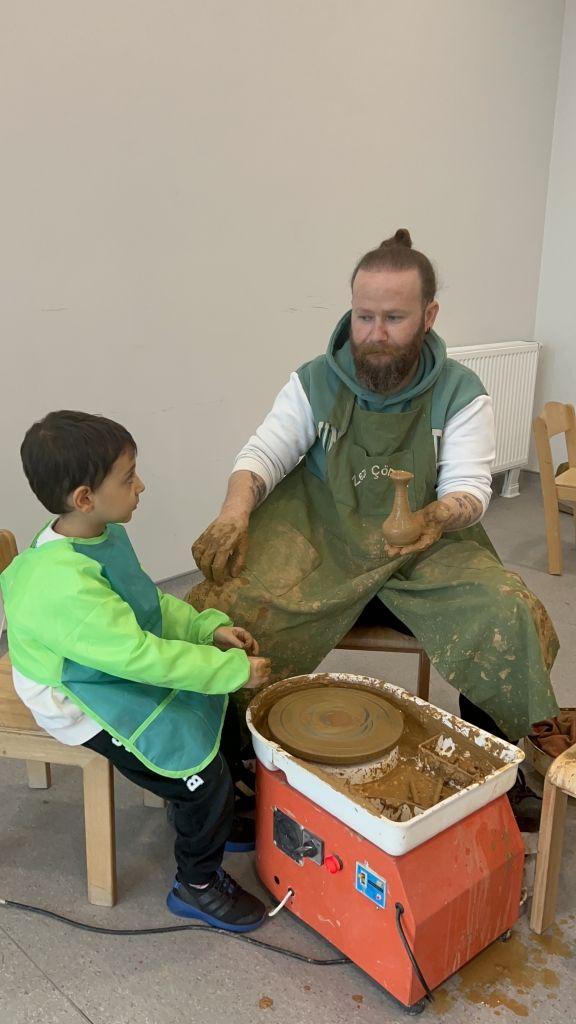 Çömlek atölyemizde, öğrencilerimiz çömlek torna tezgahında kendi elleriyle bir avuç çamurdan kase, bardak, vazo gibi ürünler yaparak soyuttan somuta geçiş evresine tanıklık ettiler. görseli 2