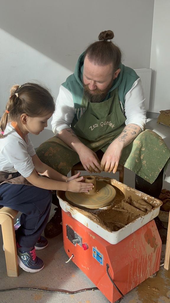 Çömlek atölyemizde, öğrencilerimiz çömlek torna tezgahında kendi elleriyle bir avuç çamurdan kase, bardak, vazo gibi ürünler yaparak soyuttan somuta geçiş evresine tanıklık ettiler. görseli 6