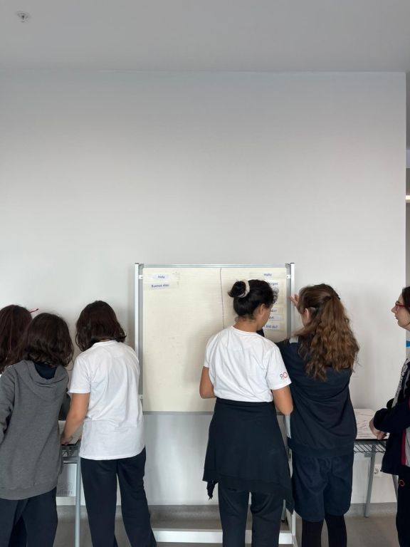 Okulumuzun 2. yabancı dilleri olan Almanca ve İspanyolca etkinlik haftasında, öğrencilerimize öğrendikleri dilleri aktif bir şekilde kullanma fırsatı sunduk. görseli 6