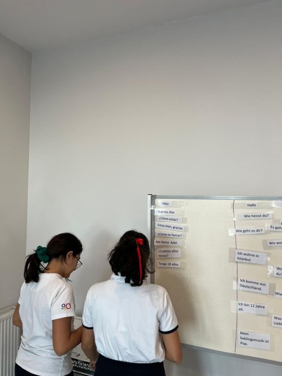 Okulumuzun 2. yabancı dilleri olan Almanca ve İspanyolca etkinlik haftasında, öğrencilerimize öğrendikleri dilleri aktif bir şekilde kullanma fırsatı sunduk. görseli 25