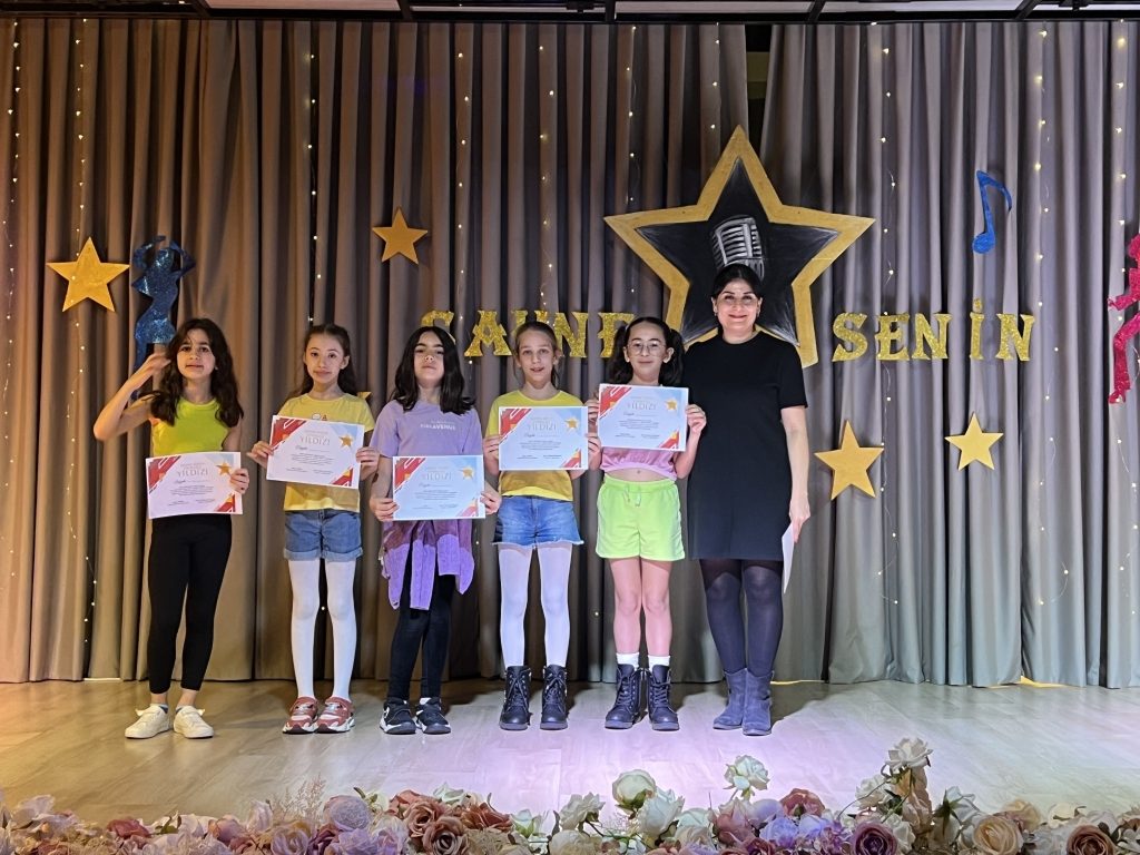 ‘’Sahne Senin’’ etkinliğimizde birbirinden özel yeteneklerini sergileyen öğrencilerimizi ve emek veren öğretmenlerimizi kutluyoruz. görseli 29