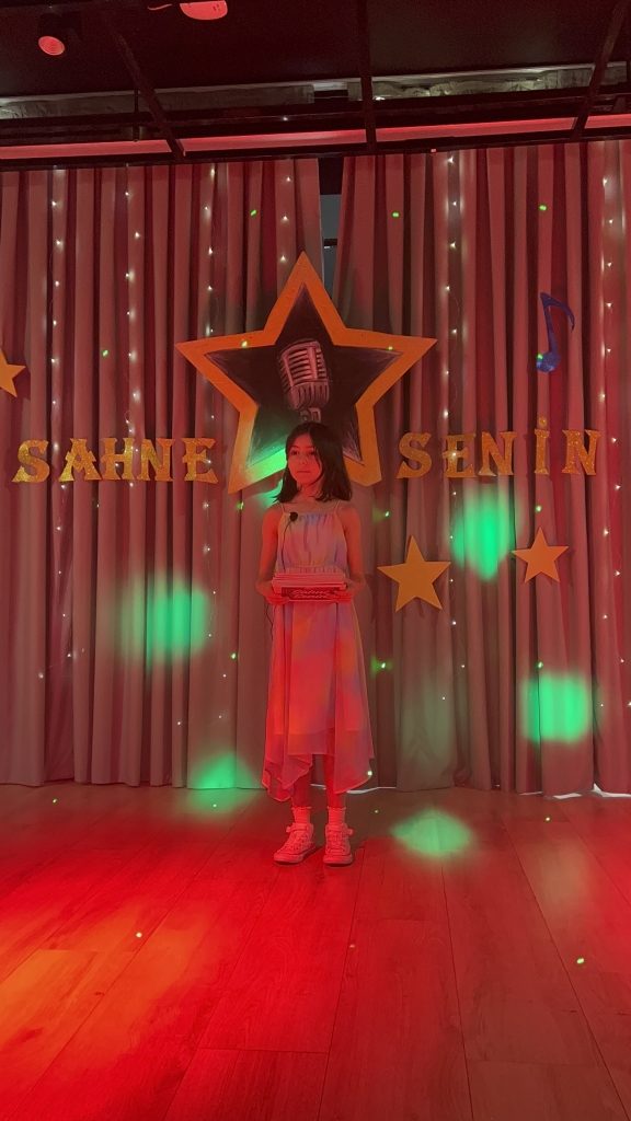 ‘’Sahne Senin’’ etkinliğimizde birbirinden özel yeteneklerini sergileyen öğrencilerimizi ve emek veren öğretmenlerimizi kutluyoruz. görseli 2