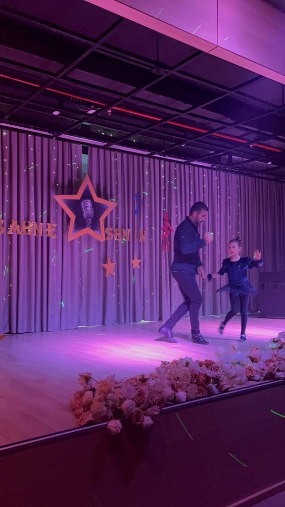 ‘’Sahne Senin’’ etkinliğimizde birbirinden özel yeteneklerini sergileyen öğrencilerimizi ve emek veren öğretmenlerimizi kutluyoruz. görseli 25