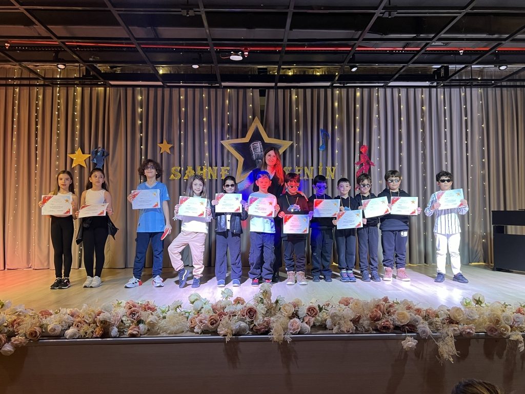 ‘’Sahne Senin’’ etkinliğimizde birbirinden özel yeteneklerini sergileyen öğrencilerimizi ve emek veren öğretmenlerimizi kutluyoruz. görseli 28