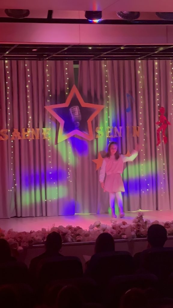 ‘’Sahne Senin’’ etkinliğimizde birbirinden özel yeteneklerini sergileyen öğrencilerimizi ve emek veren öğretmenlerimizi kutluyoruz. görseli 6
