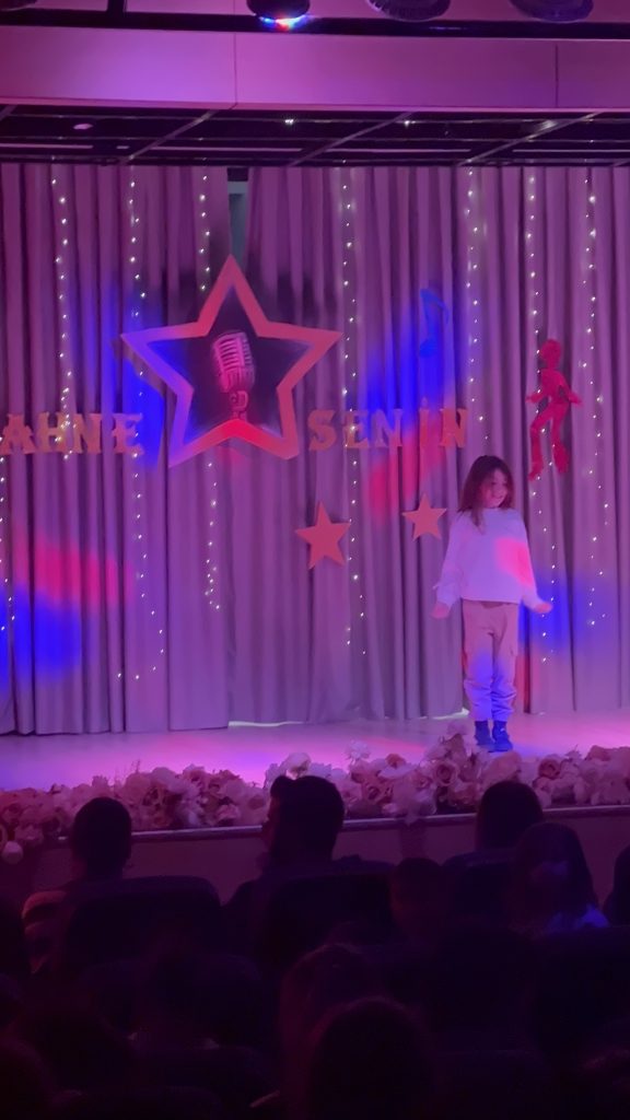 ‘’Sahne Senin’’ etkinliğimizde birbirinden özel yeteneklerini sergileyen öğrencilerimizi ve emek veren öğretmenlerimizi kutluyoruz. görseli 18