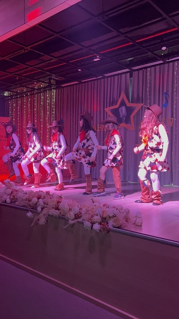 ‘’Sahne Senin’’ etkinliğimizde birbirinden özel yeteneklerini sergileyen öğrencilerimizi ve emek veren öğretmenlerimizi kutluyoruz. görseli 24