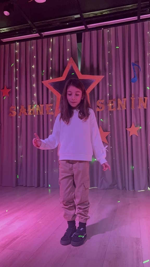 ‘’Sahne Senin’’ etkinliğimizde birbirinden özel yeteneklerini sergileyen öğrencilerimizi ve emek veren öğretmenlerimizi kutluyoruz. görseli 16