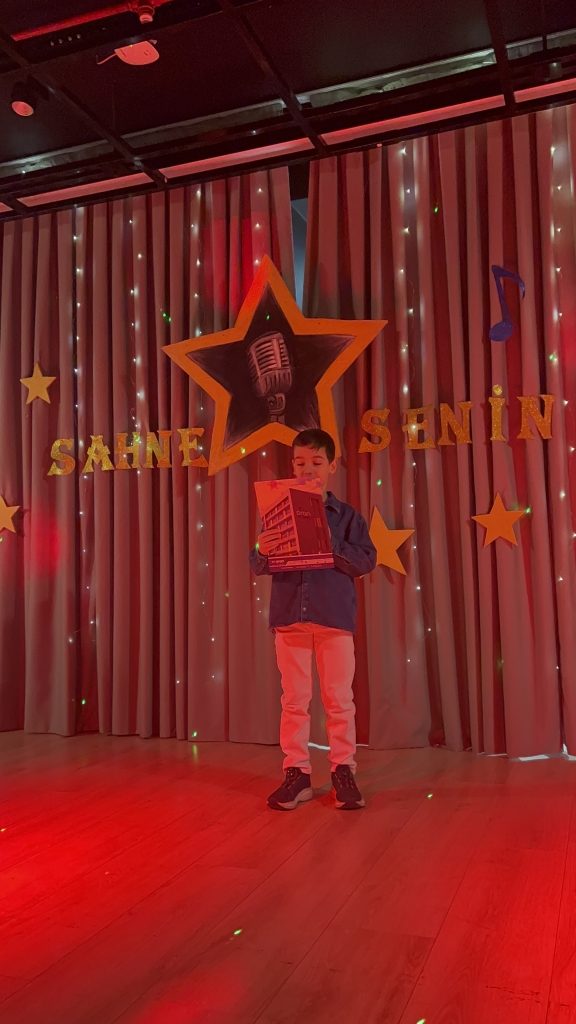 ‘’Sahne Senin’’ etkinliğimizde birbirinden özel yeteneklerini sergileyen öğrencilerimizi ve emek veren öğretmenlerimizi kutluyoruz. görseli 3