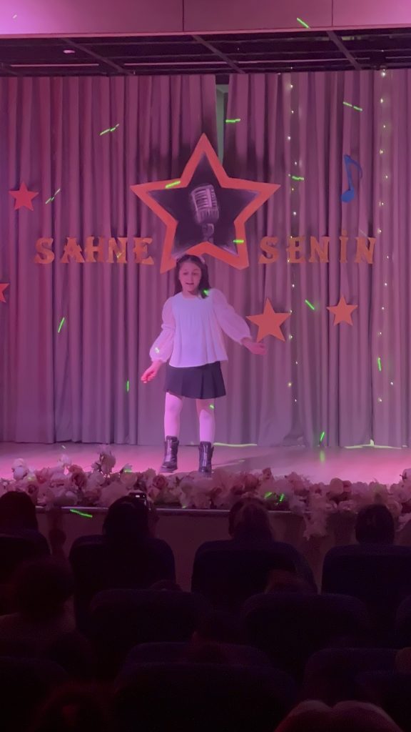 ‘’Sahne Senin’’ etkinliğimizde birbirinden özel yeteneklerini sergileyen öğrencilerimizi ve emek veren öğretmenlerimizi kutluyoruz. görseli 8