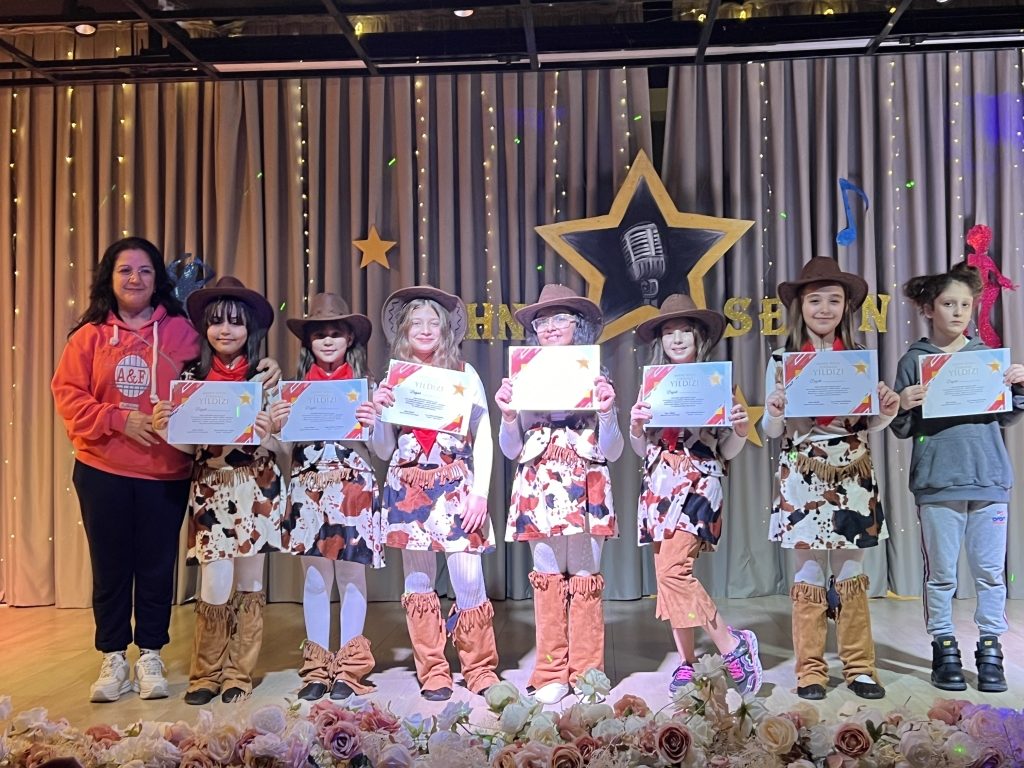 ‘’Sahne Senin’’ etkinliğimizde birbirinden özel yeteneklerini sergileyen öğrencilerimizi ve emek veren öğretmenlerimizi kutluyoruz. görseli 30