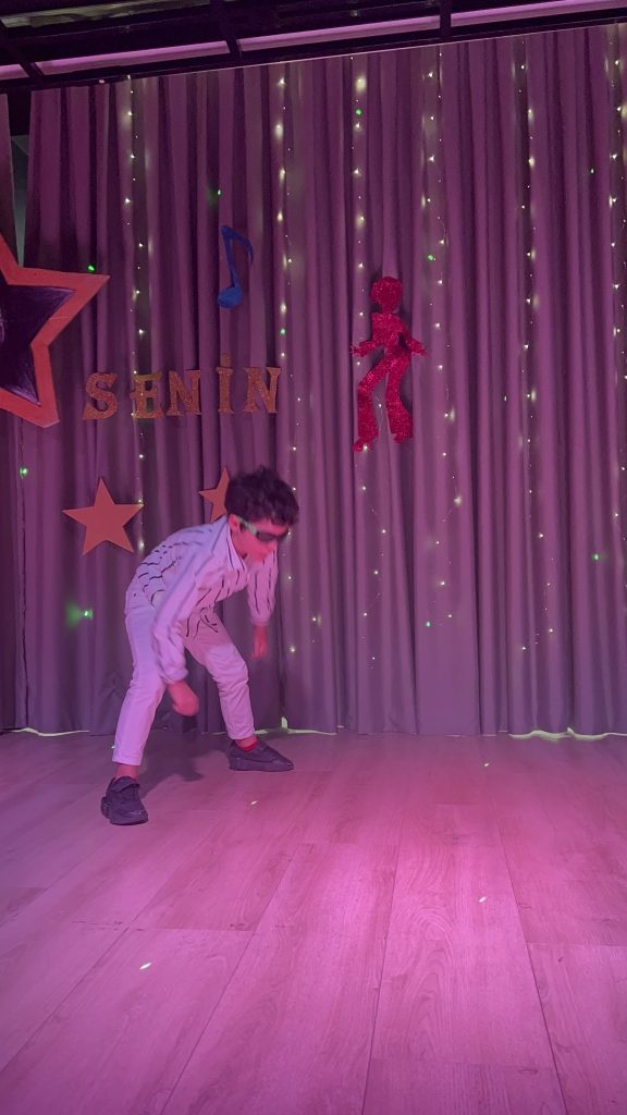 ‘’Sahne Senin’’ etkinliğimizde birbirinden özel yeteneklerini sergileyen öğrencilerimizi ve emek veren öğretmenlerimizi kutluyoruz. görseli 15