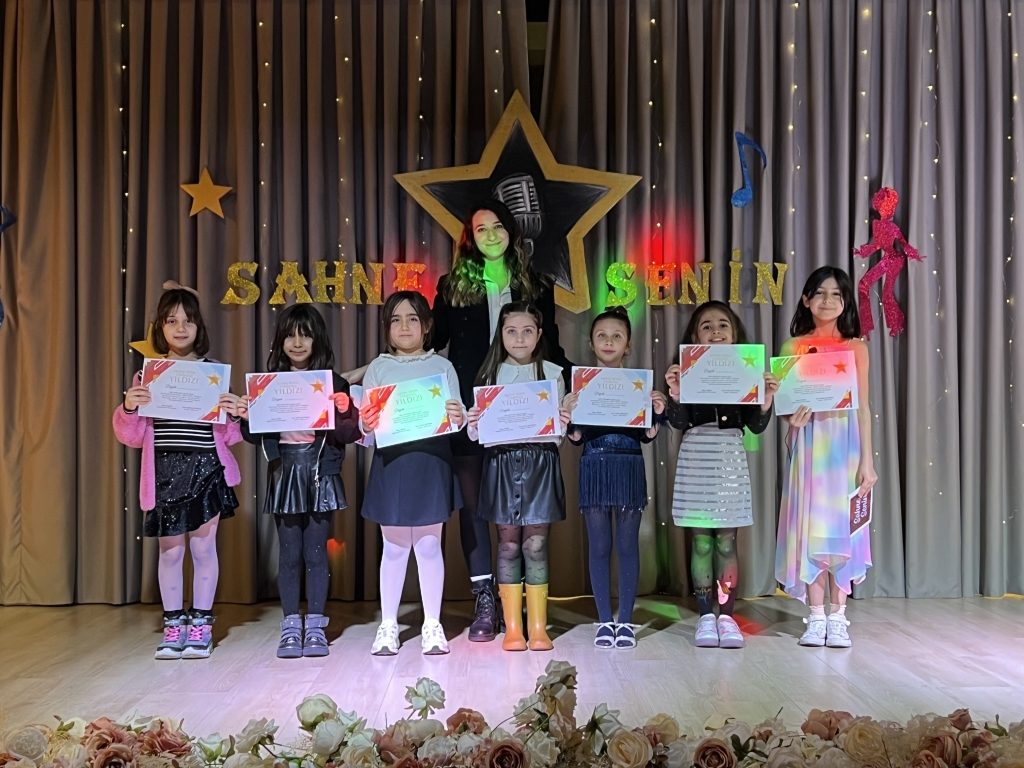 ‘’Sahne Senin’’ etkinliğimizde birbirinden özel yeteneklerini sergileyen öğrencilerimizi ve emek veren öğretmenlerimizi kutluyoruz. görseli 32